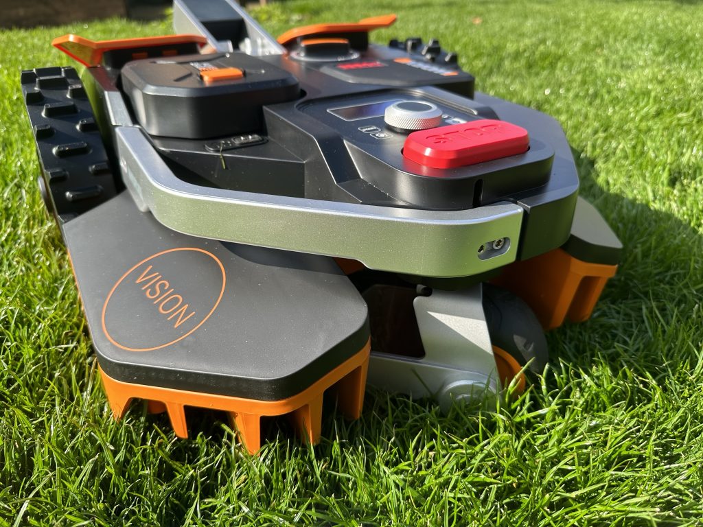 Worx Vision M600 Mähroboter schräg von hinten