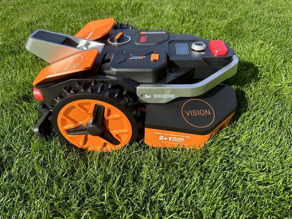 Worx Vision M600 Mähroboter von links