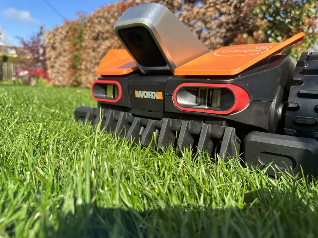 Worx Vision M600 Mähroboter von vorne, nähere Ansicht