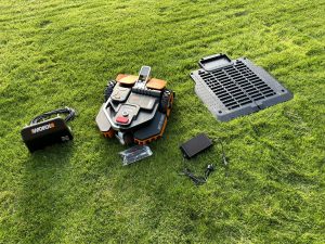 Worx Vision M600 Mähroboters neben der Ladestation