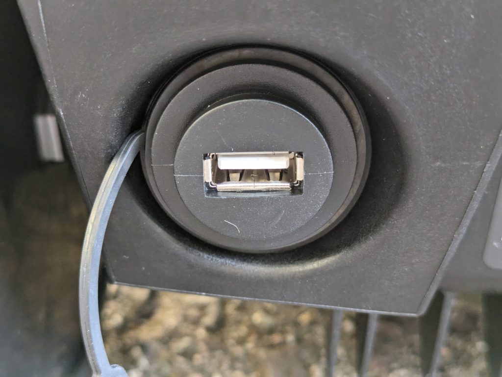 YARDFORCE COMPACT 300RBS Mähroboter USB-Anschluss