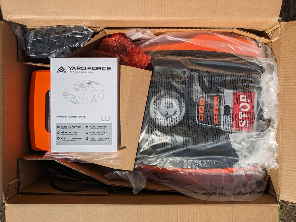 YARDFORCE COMPACT 300RBS Mähroboter Verpackung geöffnet