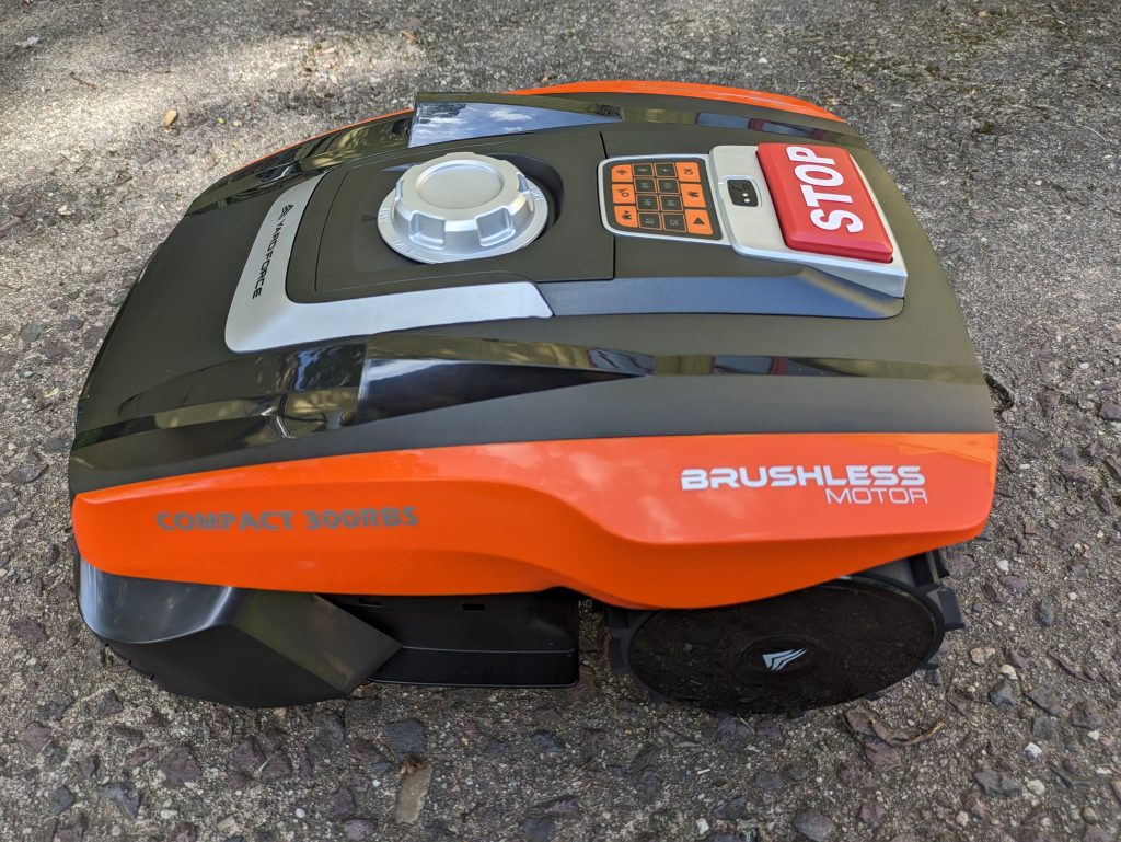 YARDFORCE COMPACT 300RBS Mähroboter von links