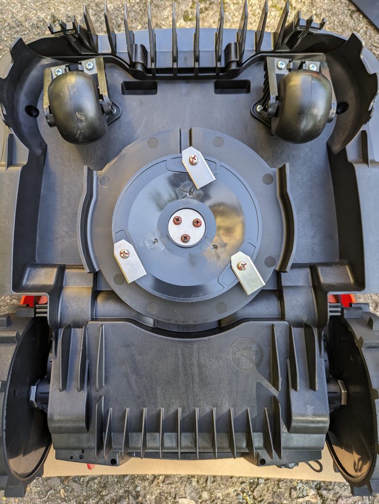 YARDFORCE COMPACT 300RBS Mähroboter von unten