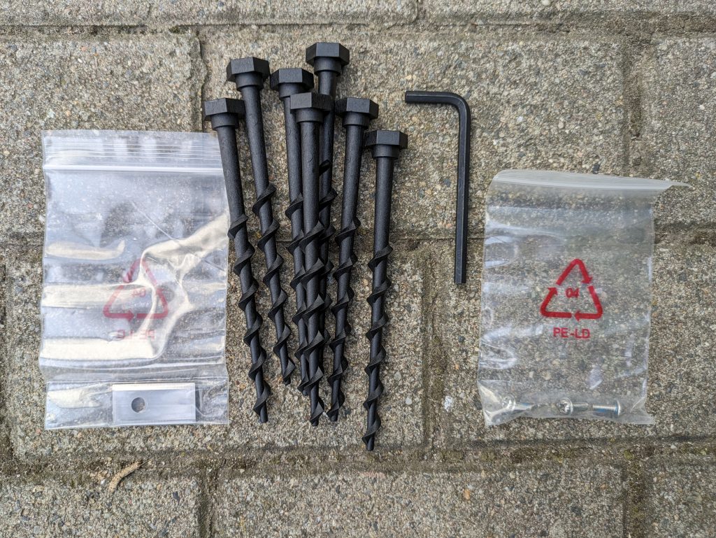Zubehör des LANDXCAPE LX799 Mähroboters ausgepackt