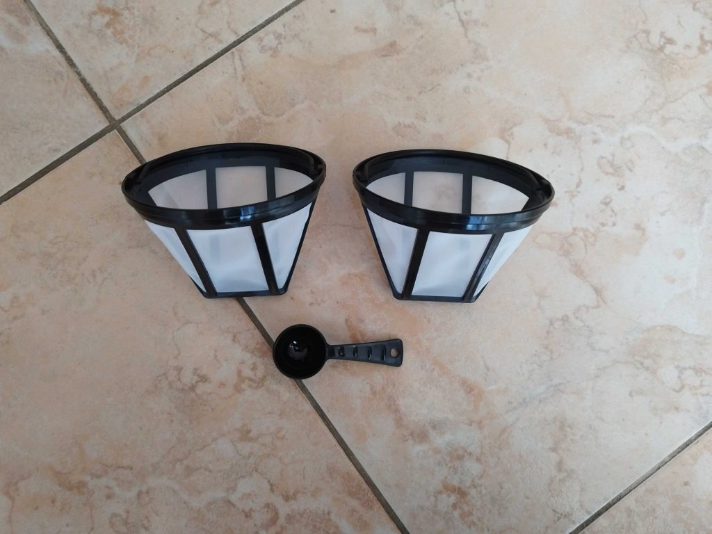 Zwei Dauerfilter und Kaffeelöffel der Cecotec Coffee 66 Smart Kaffeemaschine