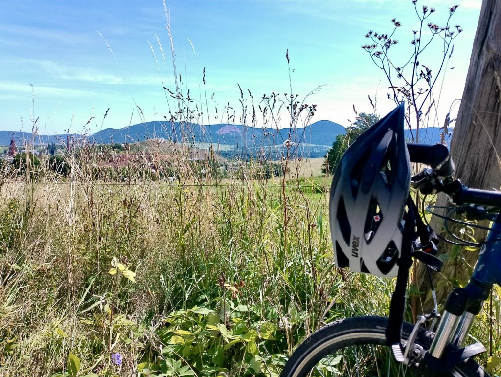 uvex i-vo cc MIPS Fahrradhelm während einer Testfahrt