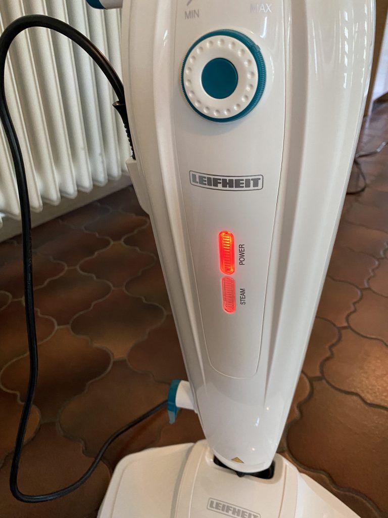 Leifheit CleanTenso 11910 Dampfreiniger beim Aufwärmen 1