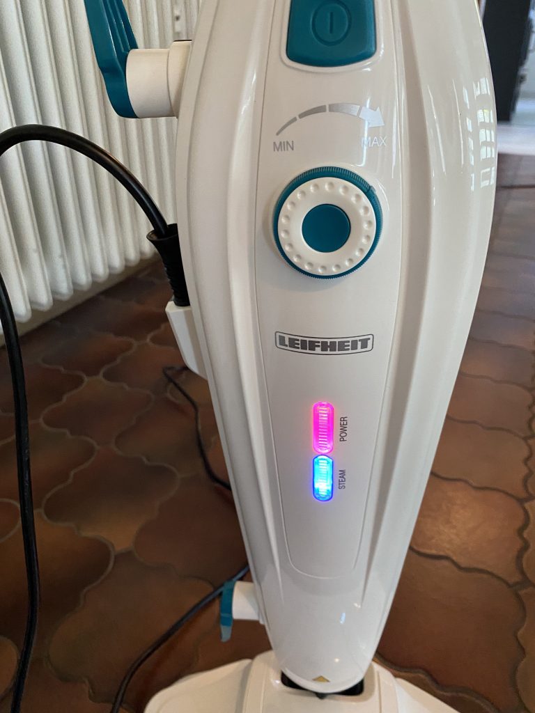 Leifheit CleanTenso 11910 Dampfreiniger beim Aufwärmen 2