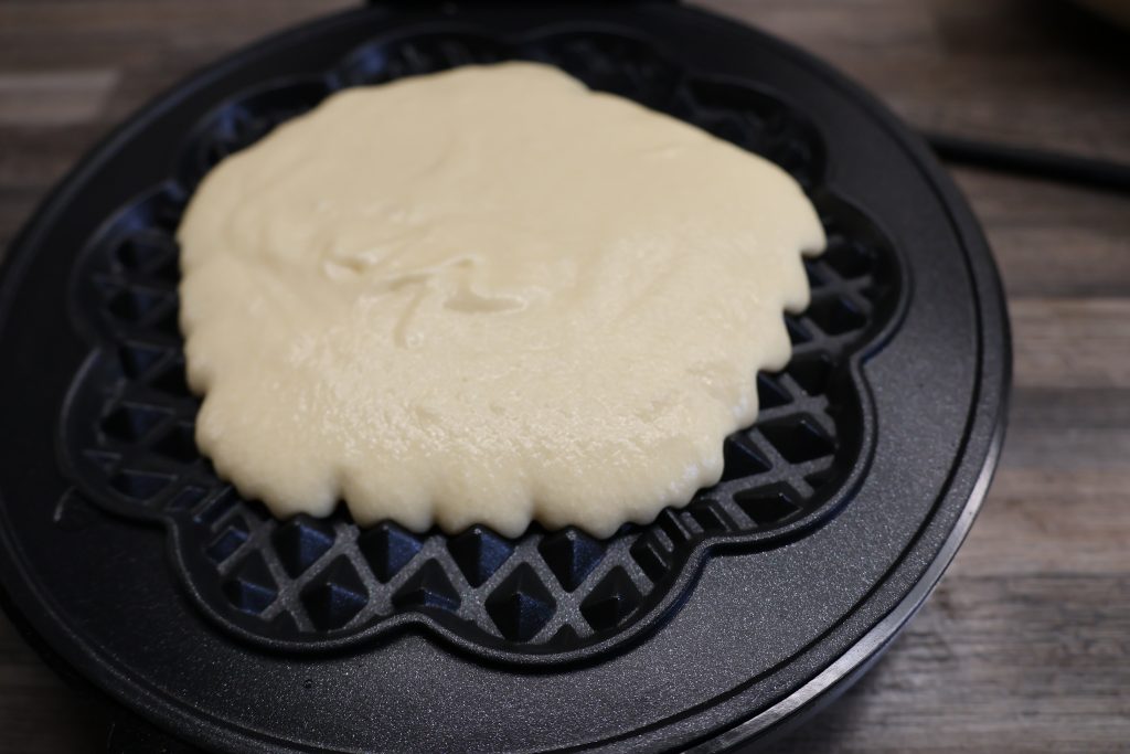 WMF Lono Waffeleisen Teig im Waffeleisen