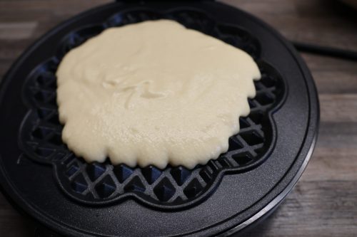 WMF Lono Waffeleisen Teig im Waffeleisen