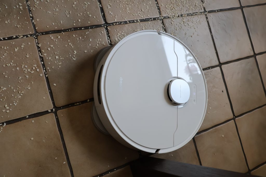 Dreame L10 Prime Saug- und Wischroboter saugt Haferflocken