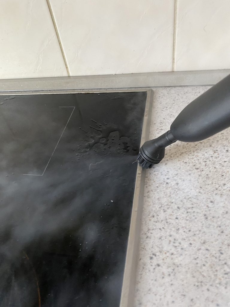 Ariete 4146 XVapor Deluxe Dampfreiniger Rundbürste am Kochfeld