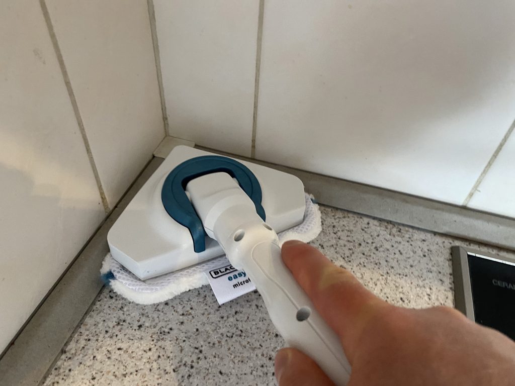 Black-Decker 17 in 1 FSMH1321JMD Dampfreiniger Oberflächenreiniger in Ecke