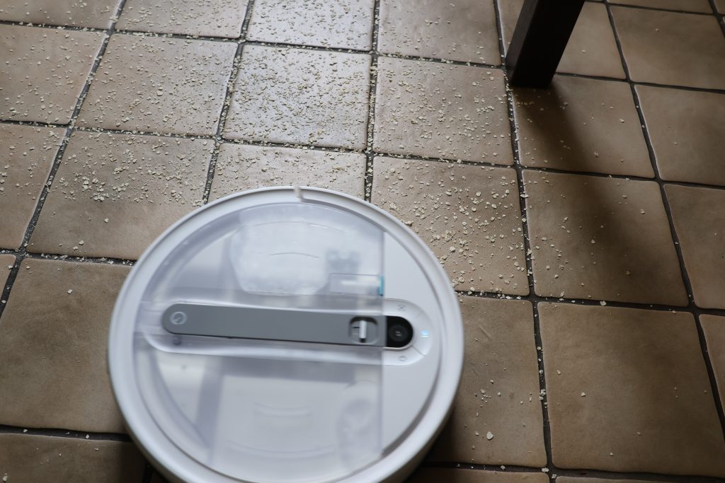 Yeedi Cube Saug-Wisch-Roboter saugt die Haferflocken 1