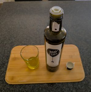 360° rundum ehrlich Premium Bio Olivenöle kaltgepresst mit Olivenöl im Glas
