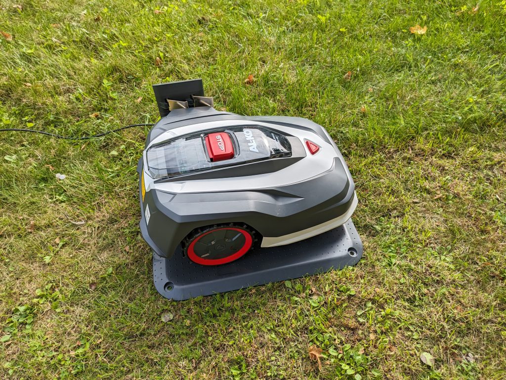 AL-KO Robolinho® 550W Mähroboter auf der Wiese und in der Ladestation