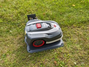 AL-KO Robolinho® 550W Mähroboter auf der Wiese und in der Ladestation