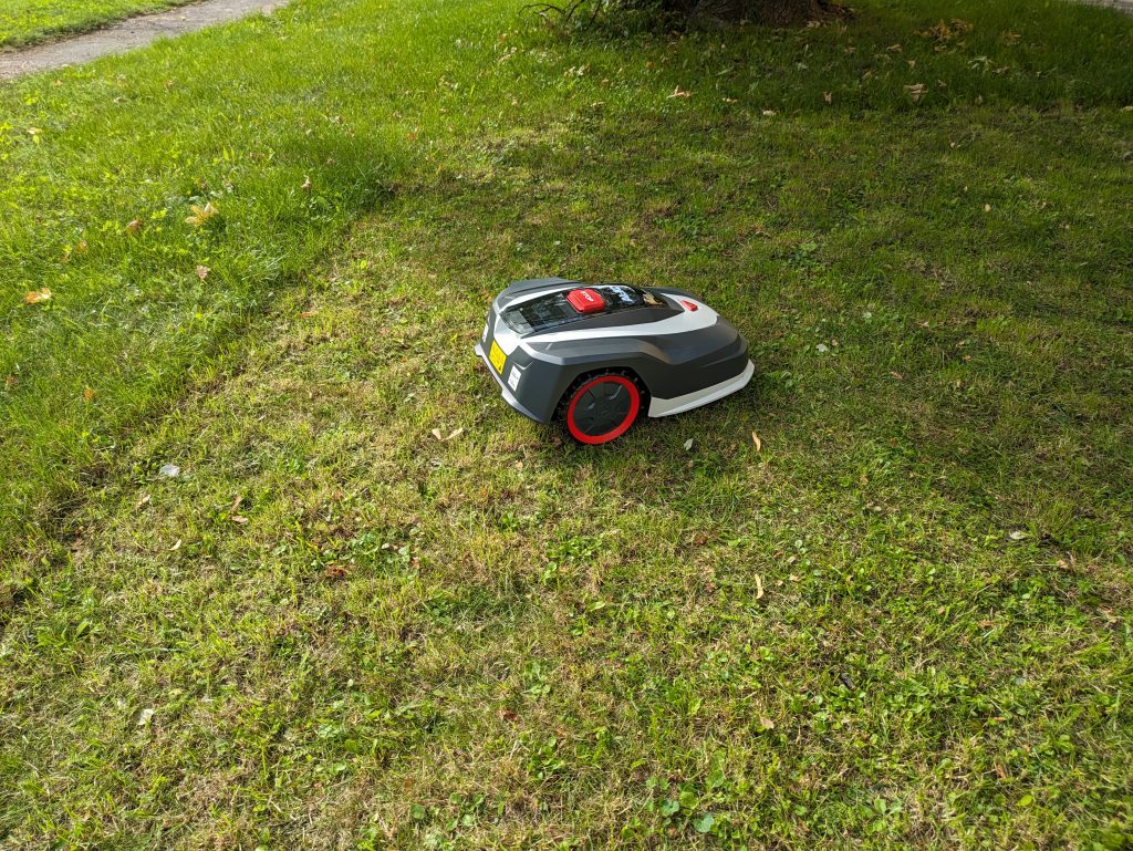 AL-KO Robolinho® 550W Mähroboter auf der Wiese zweites Foto