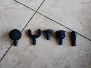 Alle fünf Massageköpfe der Bob and Brad Q2 Mini Massagepistole