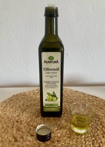 Alnatura Bio-Olivenöl nativ extra mit OIivenöl im Glas