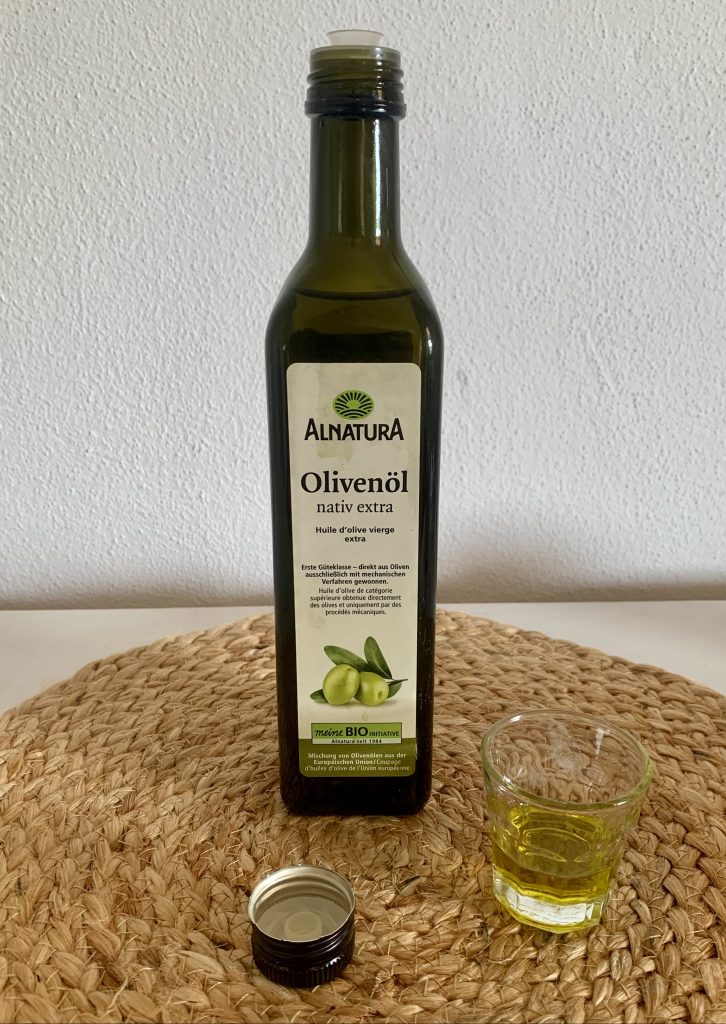Alnatura Bio-Olivenöl nativ extra mit OIivenöl im Glas