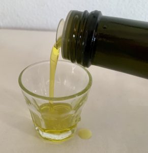 Alnatura Bio-Olivenöl nativ extra während des Ausgießens zweites Foto