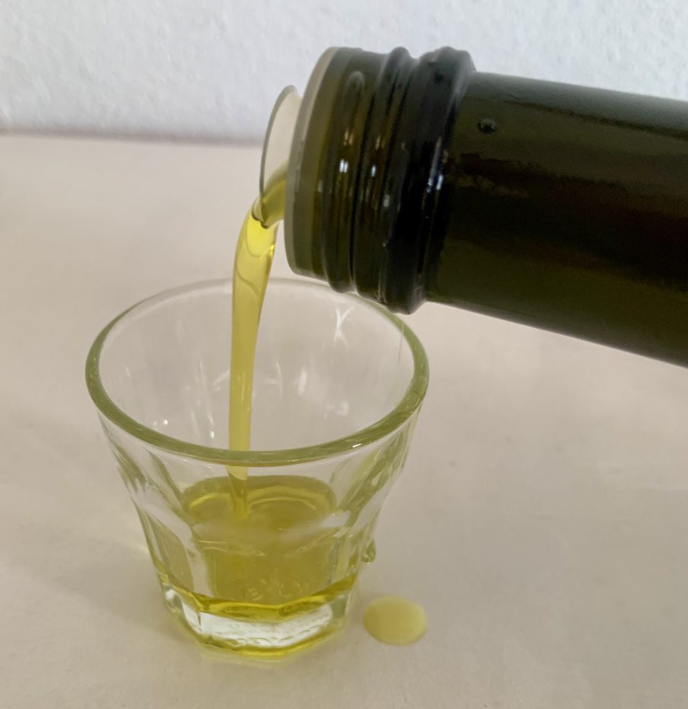 Alnatura Bio-Olivenöl nativ extra während des Ausgießens zweites Foto