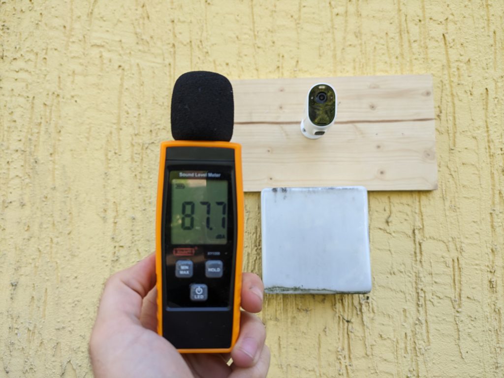 Arlo Essential Spotlight Überwachungskamera Lautstärke der Sirene