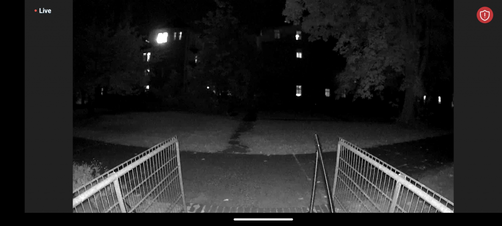 Arlo Essential Spotlight Überwachungskamera Screenshot in der Nacht