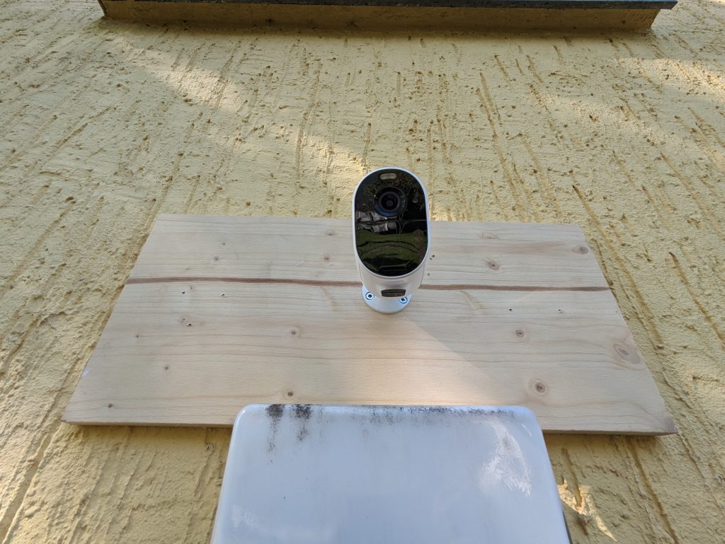 Arlo Essential Spotlight Überwachungskamera fertig montiert Nahansicht