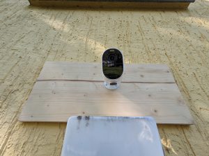 Arlo Essential Spotlight Überwachungskamera fertig montiert Nahansicht