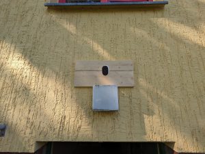 Arlo Essential Spotlight Überwachungskamera montiert Fernansicht