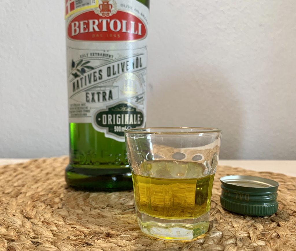 Bertolli Natives Olivenöl Extra Originale Flasche mit Olivenöl im Glas