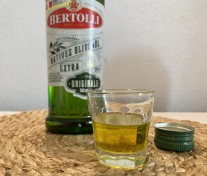 Bertolli Natives Olivenöl Extra Originale Flasche mit Olivenöl im Glas