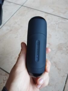 Bob and Brad Q2 Mini Massagepistole eingeschaltet