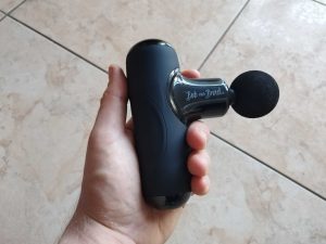 Bob and Brad Q2 Mini Massagepistole in der Hand