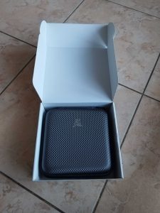 Bob and Brad Q2 Mini Massagepistole in geöffneter Verpackung