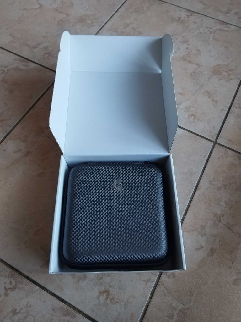 Bob and Brad Q2 Mini Massagepistole in geöffneter Verpackung