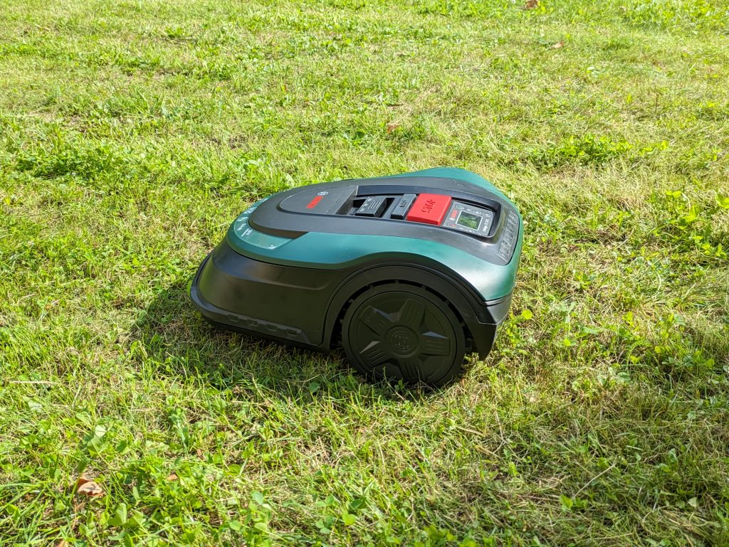 Bosch Home and Garden Indego XS 300 Mähroboter auf der Wiese fünftes Foto