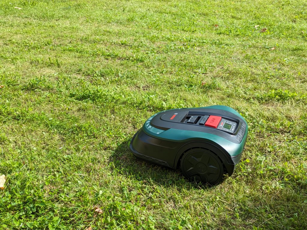 Bosch Home and Garden Indego XS 300 Mähroboter auf der Wiese viertes Foto