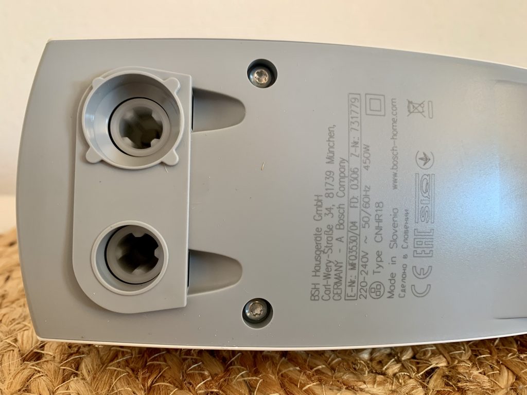 Bosch MFQ3530 Handmixer Nahaufnahme Steckplätze für Rührstäbe