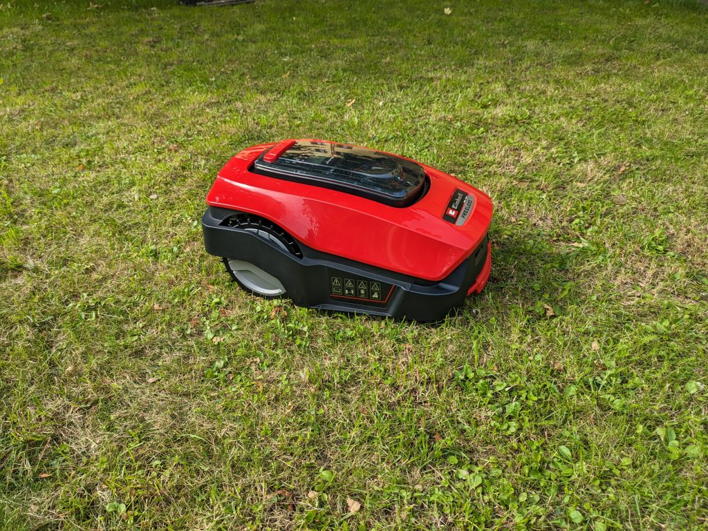 Einhell FREELEXO 1200 LCD BT Mähroboter auf der Wiese drittes Foto
