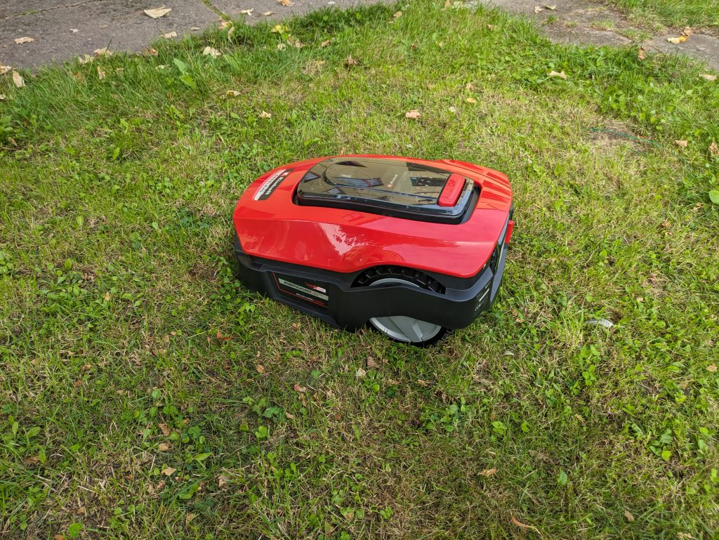 Einhell FREELEXO 1200 LCD BT Mähroboter auf der Wiese erstes Foto (2)