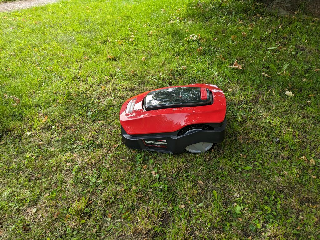 Einhell FREELEXO 1200 LCD BT Mähroboter auf der Wiese zweites Foto