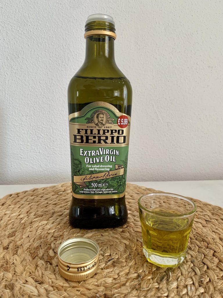 Filippo Berio Olio Natives Olivenöl extra Flasche und Olivenöl im Glas