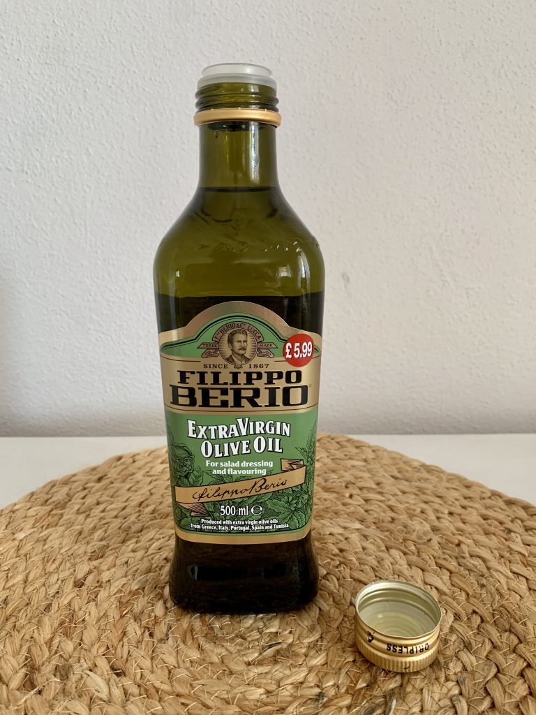 Filippo Berio Olio Natives Olivenöl extra geöffnete Flasche von vorne