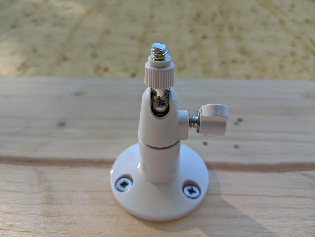 Halterung der Arlo Essential Spotlight Überwachungskamera fertig montiert