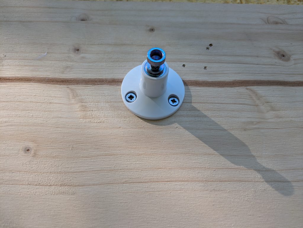 Halterung der Arlo Essential Spotlight Überwachungskamera teilmontiert