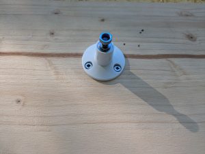 Halterung der Arlo Essential Spotlight Überwachungskamera teilmontiert